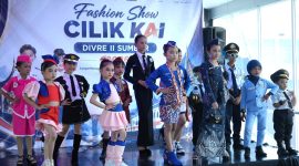 KAI Divre II Sumbar menggelar Fashion Show Cilik di Sky Bridge Stasiun Bandara Internasional Minangkabau (BIM). 