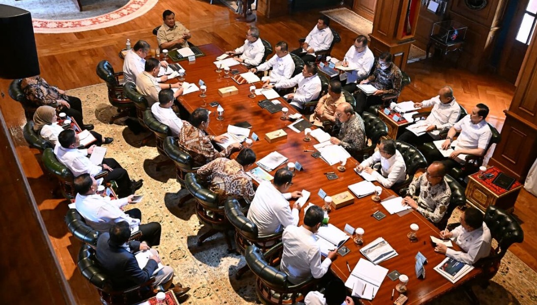 Presiden Prabowo Subianto memimpin rapat terbatas yang antara lain membahas harga BBM bagi sektor perikanan di Kediaman Hambalang, Kabupaten Bogor, pada Senin, 13 Juli 2026. Foto: BPMI Setpres/Muchlis Jr
