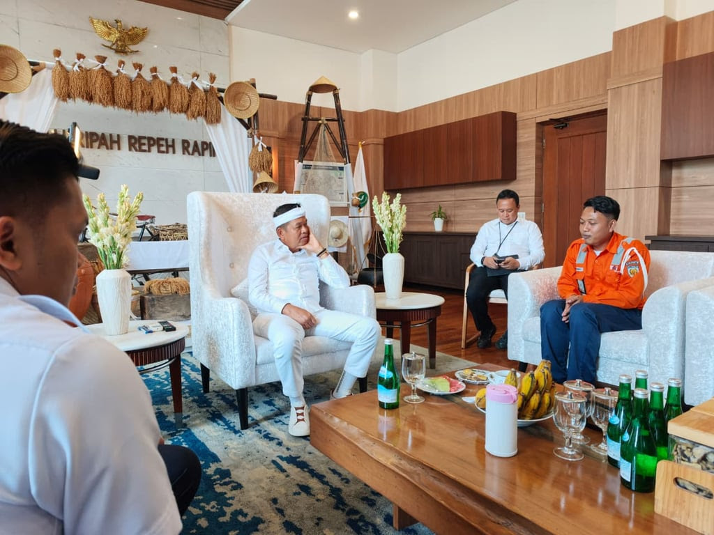 Gubernur Jawa Barat menerima audiensi jajaran KAI Daop 2 Bandung terkait penanganan kasus pengeroyokan Petugas Penjaga Perlintasan Sebidang (JPL) 227 Leuwigoong, Garut. KAI menyampaikan apresiasi atas dukungan Pemerintah Provinsi Jawa Barat dalam mendorong penegakan hukum dan memperkuat budaya keselamatan di perlintasan sebidang. (Doc. Tim vritimes)