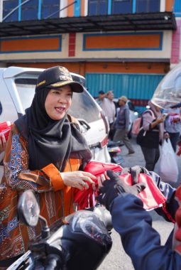 Eva Dwiana Bagikan 10 Ribu Bendera Merah Putih, Ajak Warga Semarakkan HUT ke-81 RI