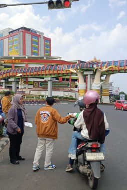 Taring Lampung Bagikan Ratusan Nasi Kotak kepada Ojol dan Pekerja di Bundaran Lungsir