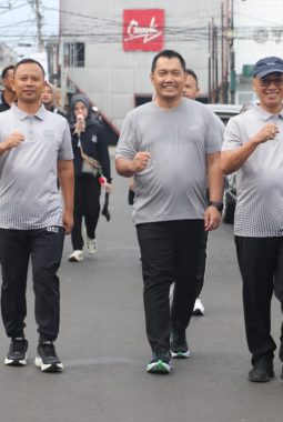 Semarak HUT ke-1 Kodam XXI/RI dan HUT ke-81 RI, Dandim 0410/KBL Bersama Babinsa Ikuti Jalan Sehat