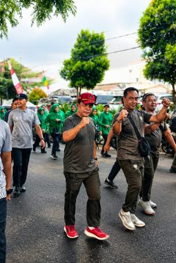 HUT ke-81 RI dan HUT ke-1 KODAM XXI/Radin Inten, Danramil 421-09/TJB Ikuti Jalan Sehat di Saburai